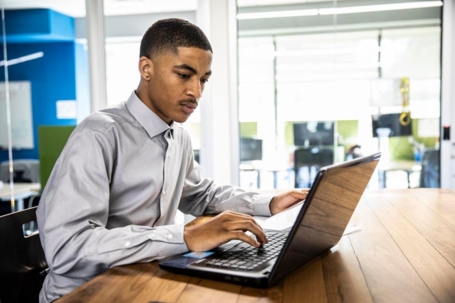 Arbeitsplatz für Fernunterricht mit Laptop und Notizen