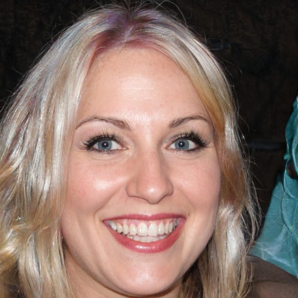 Seminarteilnehmerin im Austausch mit Lerngruppe