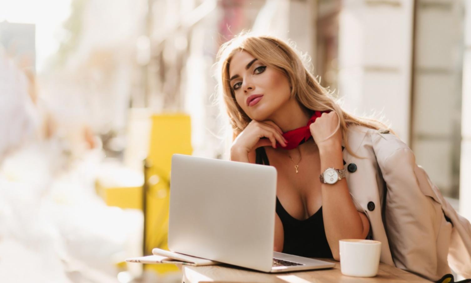 Team bei der Entwicklung von Schulungsinhalten